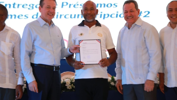 Gobierno entrega RD$ RD$110,851,709.97 en prestamos a 948 empresarios de las MIpymes.